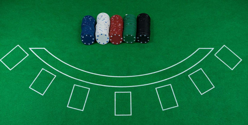 二十一點（Blackjack）進階策略完整解析：提高決策精準度與長期勝率的實戰指南