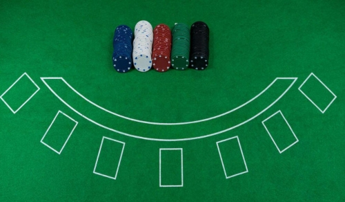 二十一點（Blackjack）進階策略完整解析：提高決策精準度與長期勝率的實戰指南