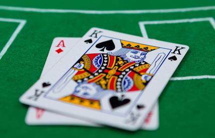 我的21點牌桌：第一次碰上硬 16，內心的小劇場